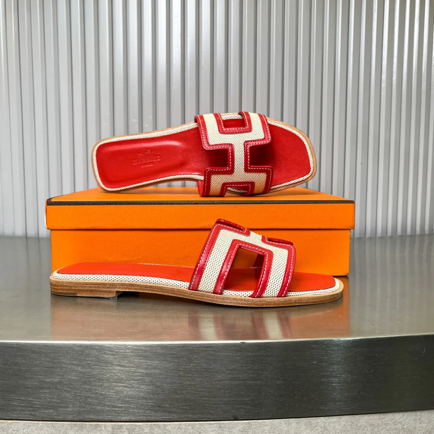👟👟Ex-factory price 480👟👟 New style in early spring, splicing technology, new revision (Hermès), upgraded packaging, upgraded version and workmanship materials. Hermes®🔴The highest version of handmade shoes on the market ✨✨ Top product Hermès slippers🐎 —————————— The new model in early spring is the same as the original version, handmade by masters! ❥High-end customization, exclusive products, the highest version in the industry⚠❥Using: Hermers upper: Italian imported cowhide + original custom-grade Australian sheepskin feet + genuine leather outsole (pursuing top walking comfort) ✨~~〰〰〰〰❥ Packaging: ✔🚦Pay attention to the packaging➰Top-level exclusive box 〰The original top quality is on sale━━━━Hermes━━━━━ size: 35-40 (34.41.42 custom-made, non-refundable)
